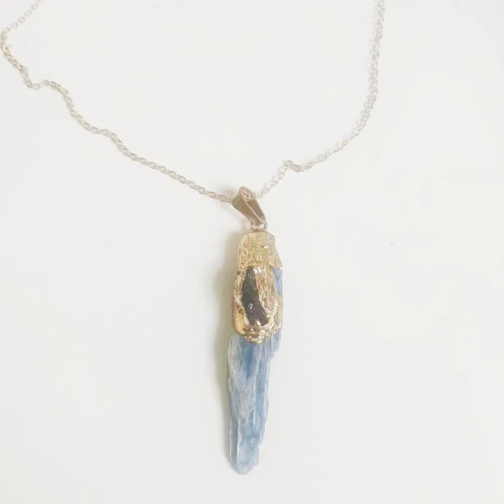 Colar de Cadeia com Pingente de Pedra Natural de Cianita – Design Fashionável com Borda Dourada