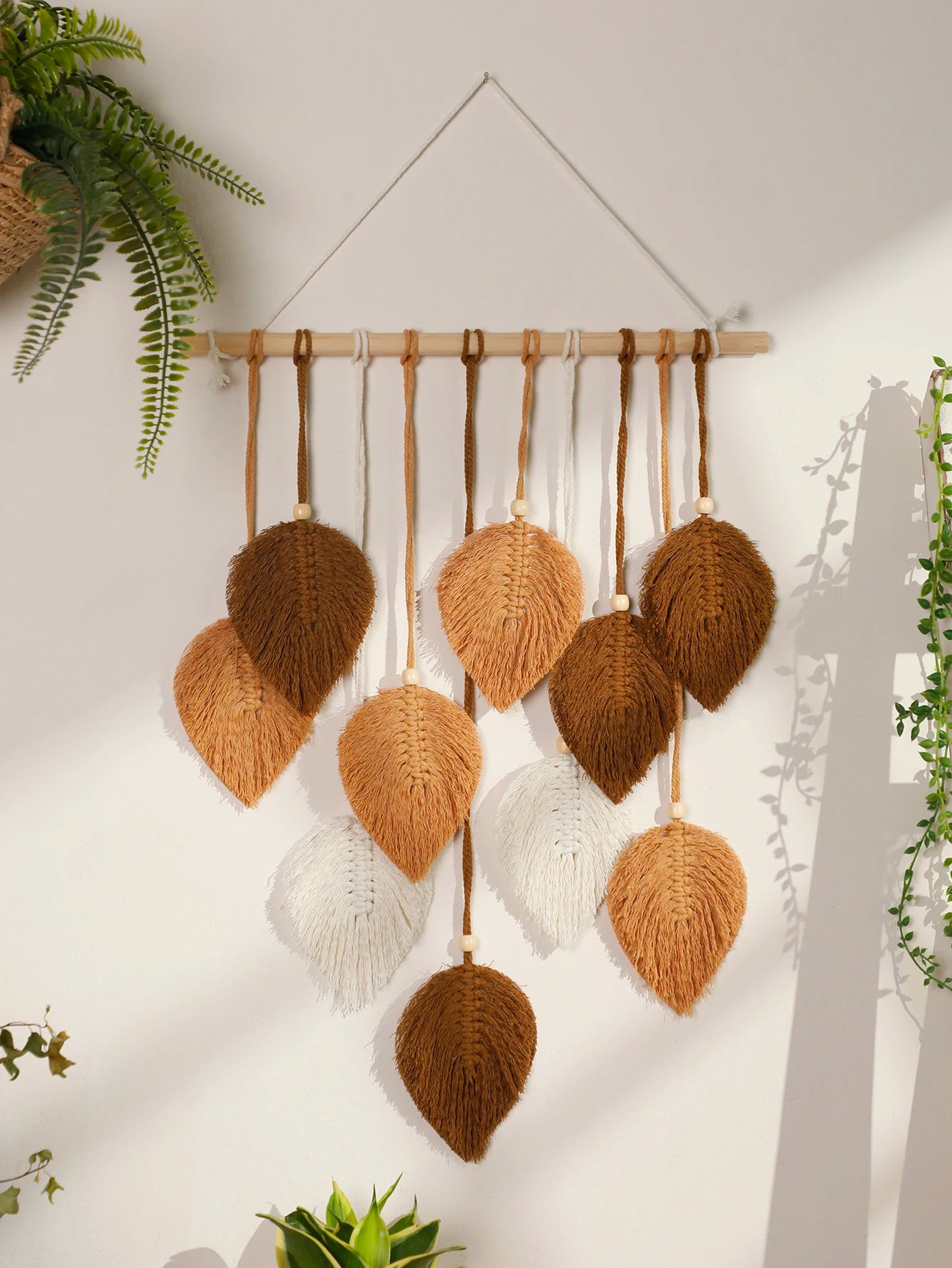 🌿 Decoração Boho – Tapeçaria de Macramê com Folhas e Penas