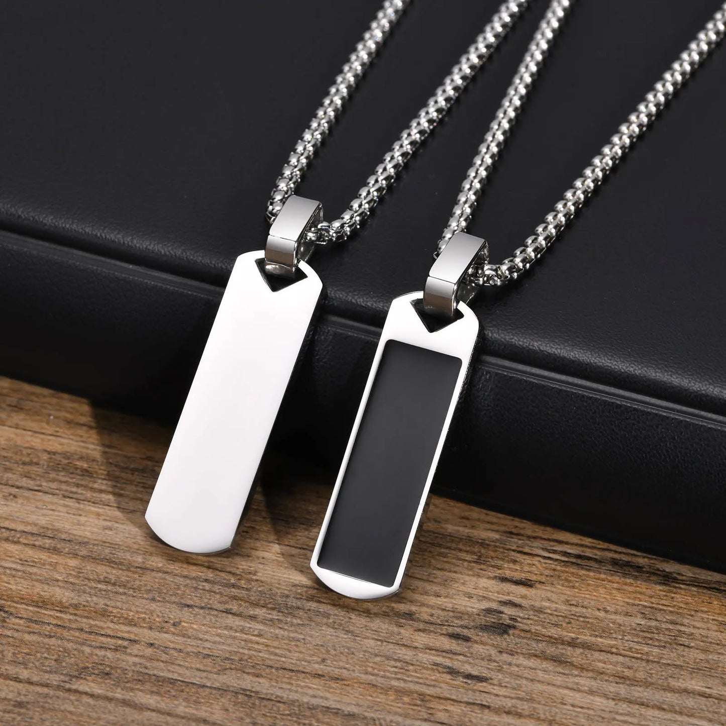 Colar Masculino com Pingente Quadrado em Esmalte Preto – Estilo Casual e Elegante