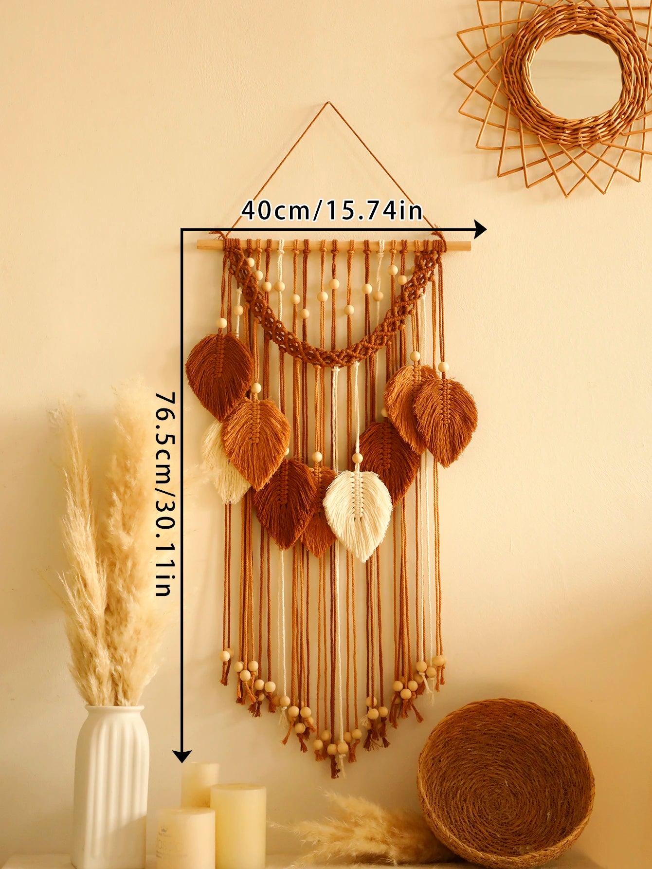 🌿 Decoração Boho – Tapeçaria de Macramê com Folhas e Penas