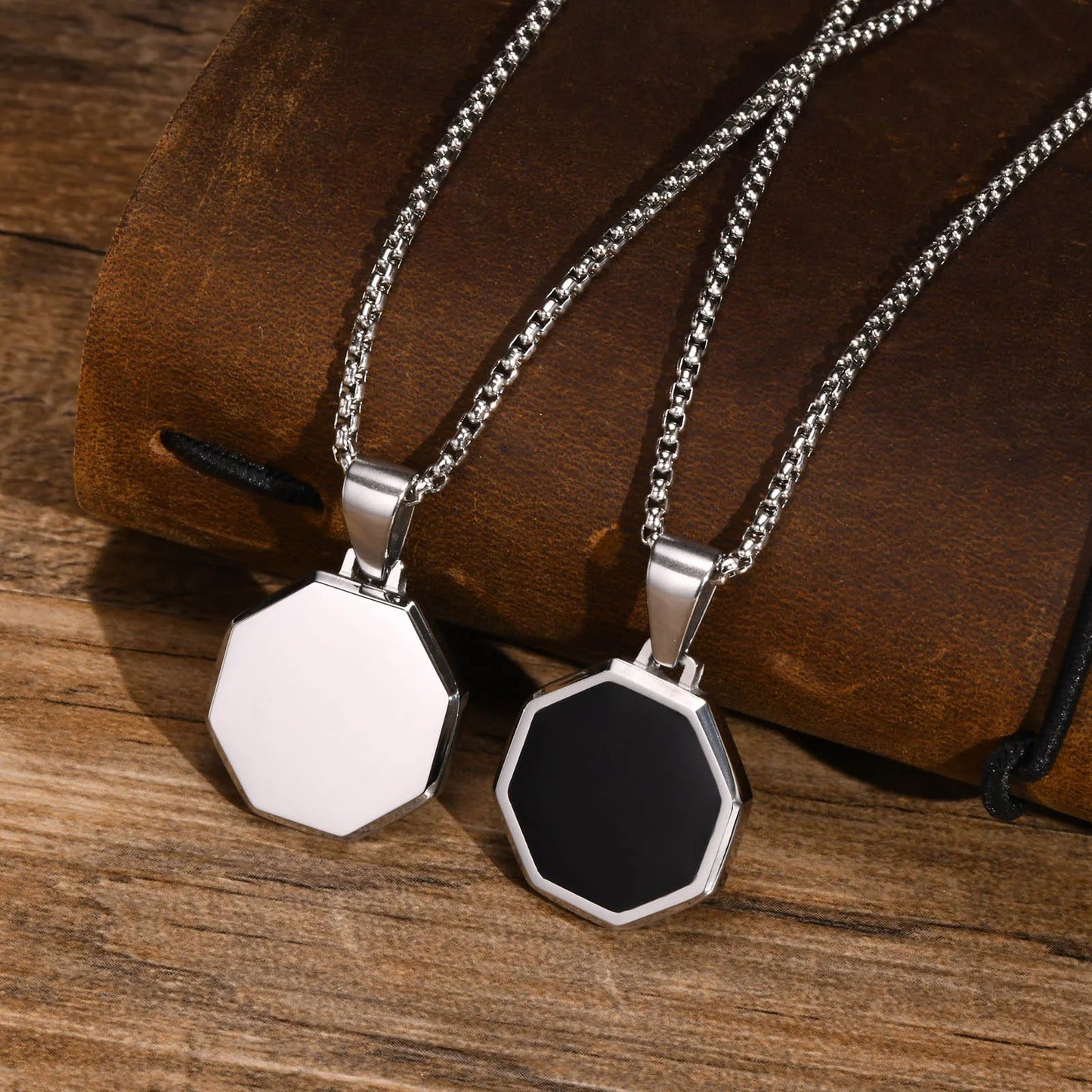 Colar Masculino com Pingente Quadrado em Esmalte Preto – Estilo Casual e Elegante