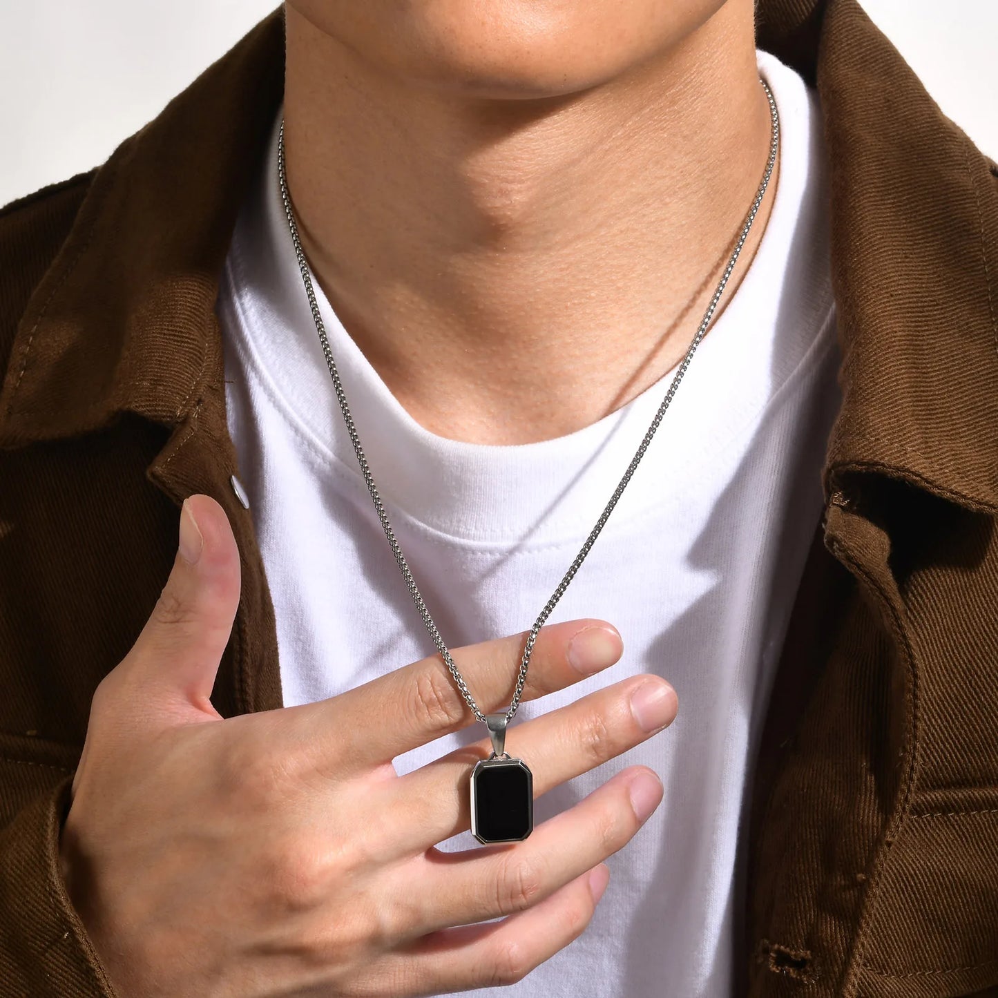Colar Masculino com Pingente Quadrado em Esmalte Preto – Estilo Casual e Elegante