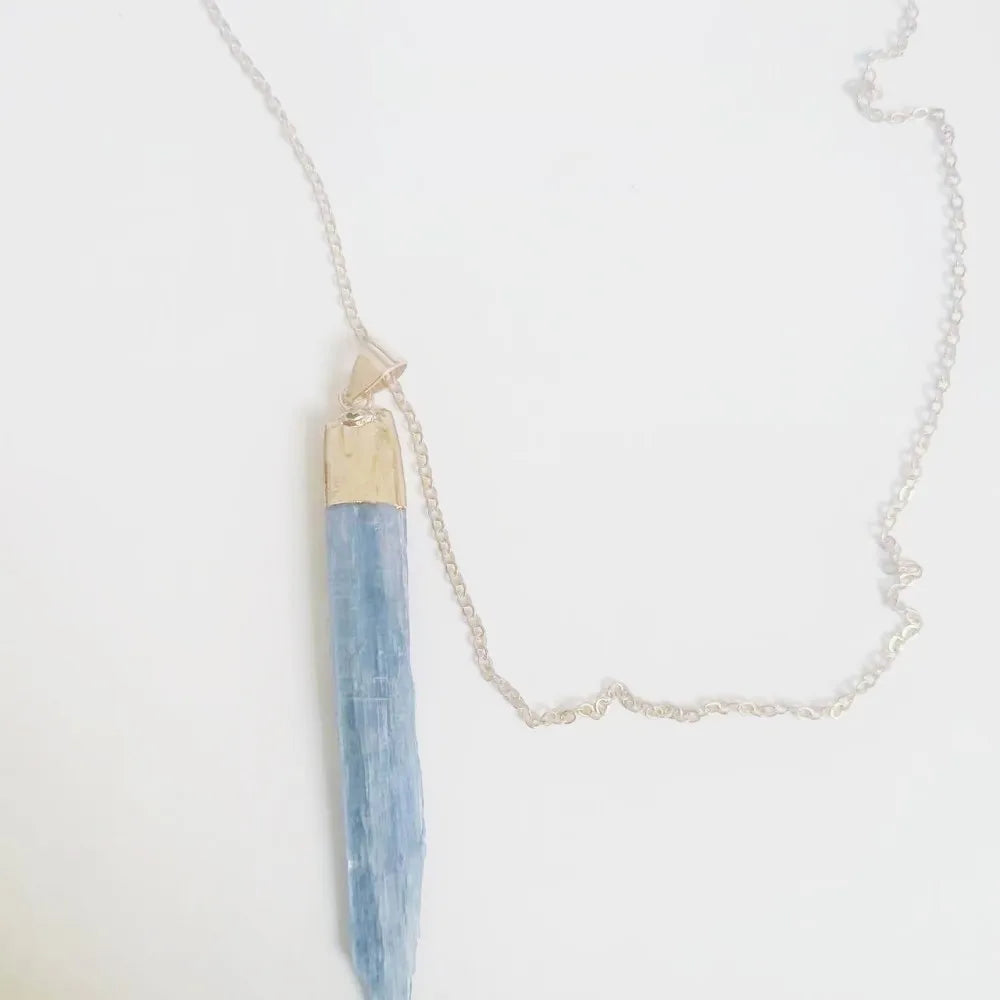 Colar de Cadeia com Pingente de Pedra Natural de Cianita – Design Fashionável com Borda Dourada
