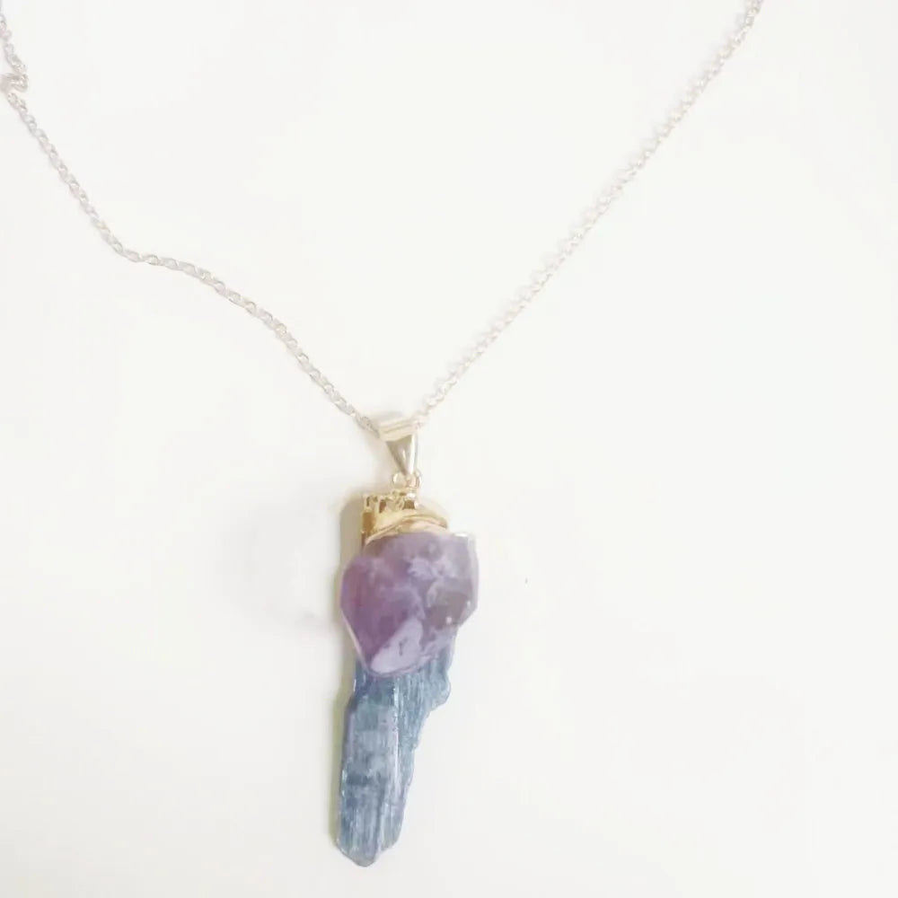 Colar de Cadeia com Pingente de Pedra Natural de Cianita – Design Fashionável com Borda Dourada