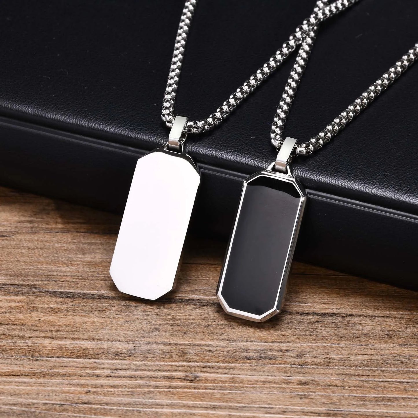 Colar Masculino com Pingente Quadrado em Esmalte Preto – Estilo Casual e Elegante
