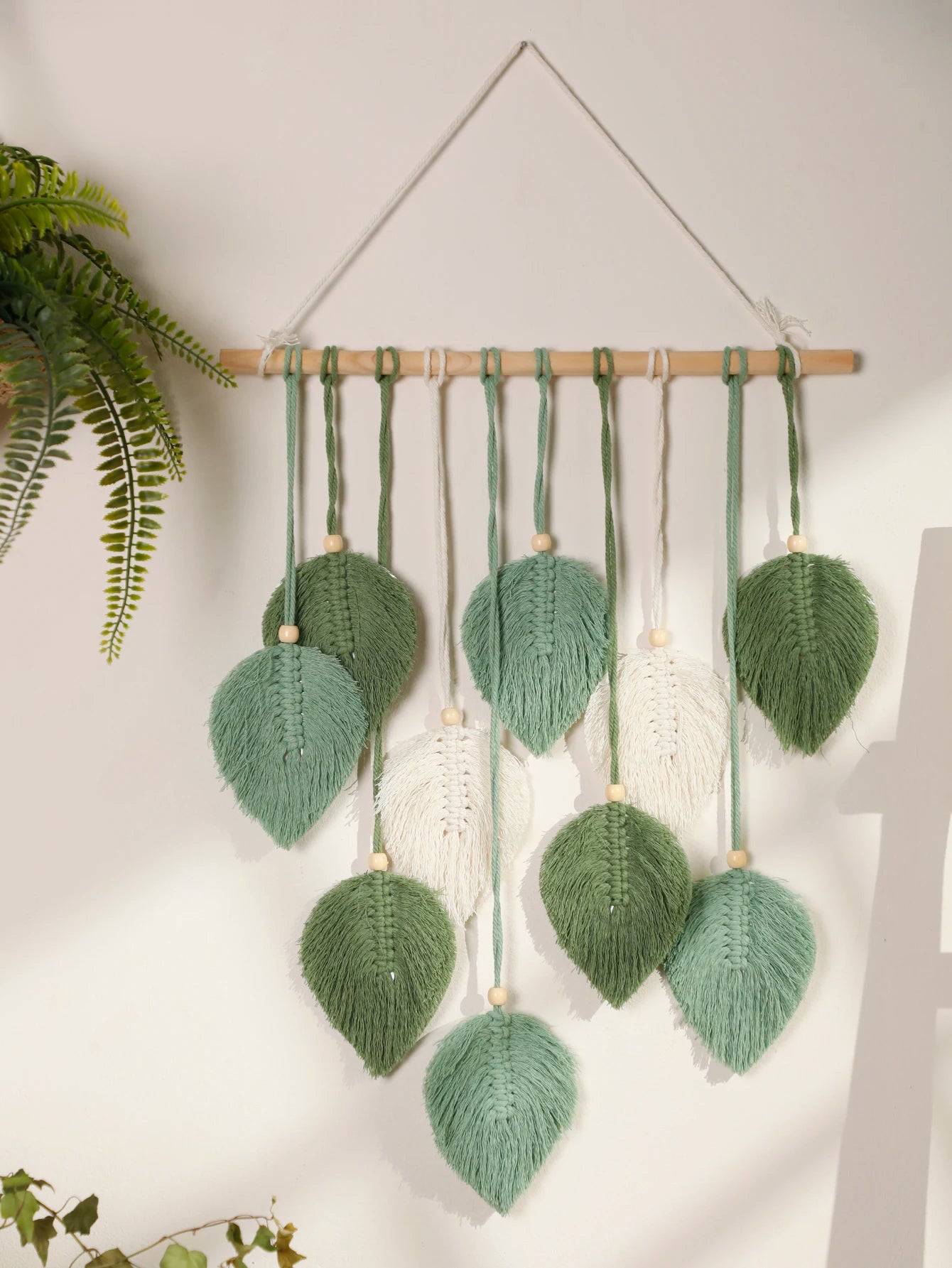 🌿 Decoração Boho – Tapeçaria de Macramê com Folhas e Penas