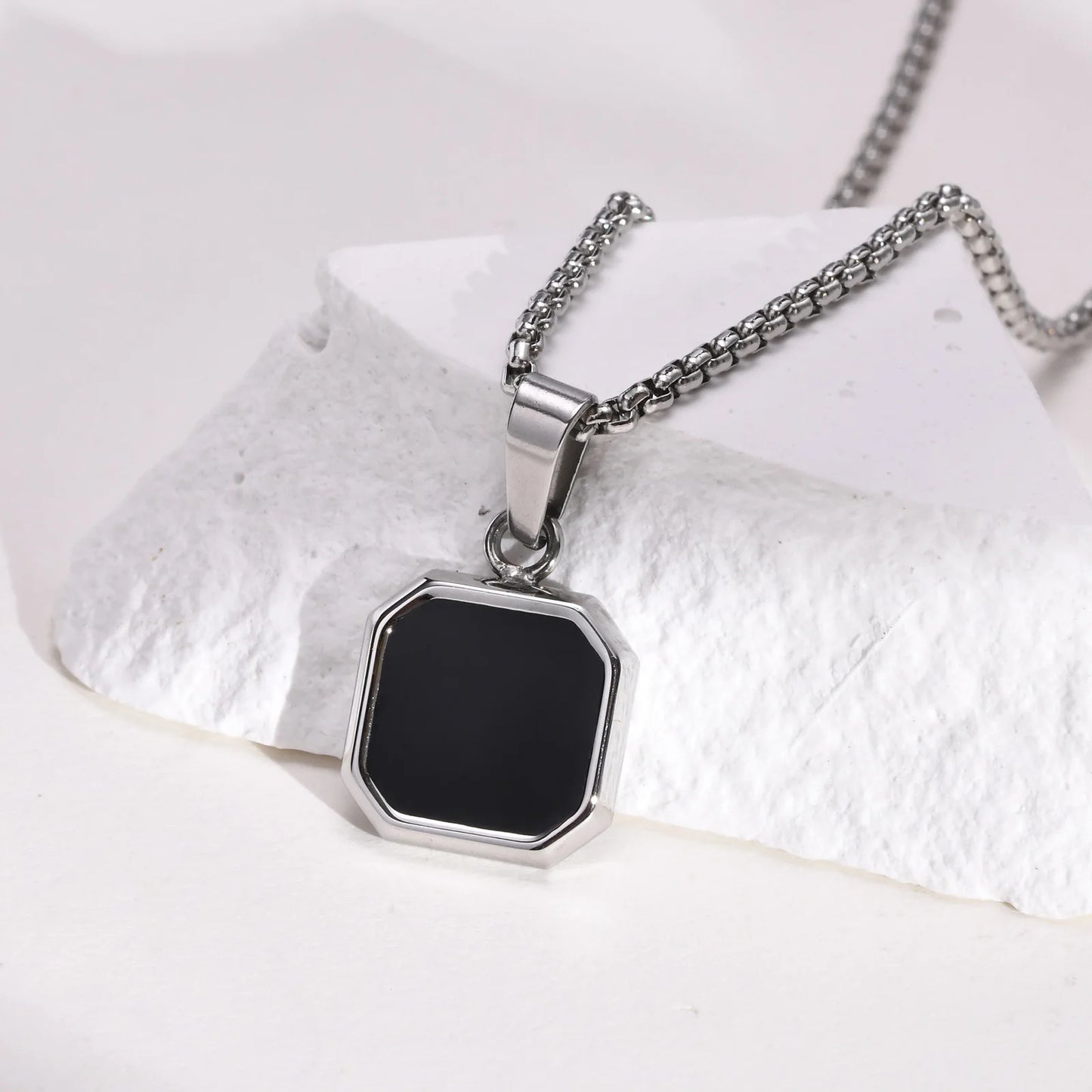Colar Masculino com Pingente Quadrado em Esmalte Preto – Estilo Casual e Elegante
