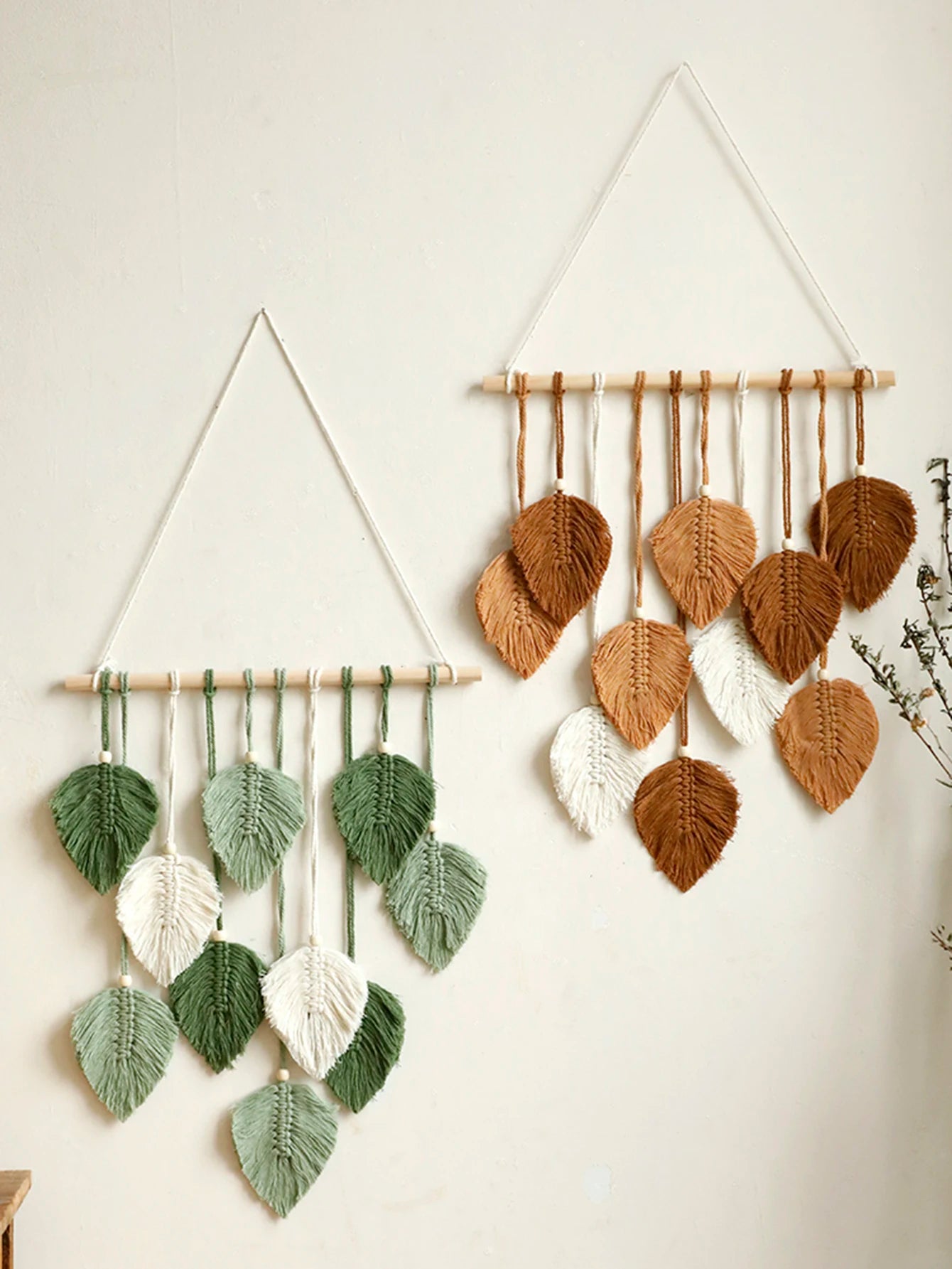 🌿 Decoração Boho – Tapeçaria de Macramê com Folhas e Penas