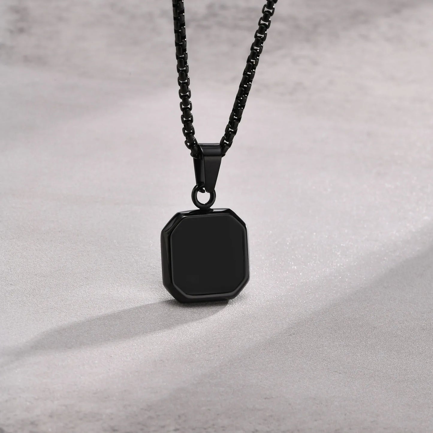 Colar Masculino com Pingente Quadrado em Esmalte Preto – Estilo Casual e Elegante