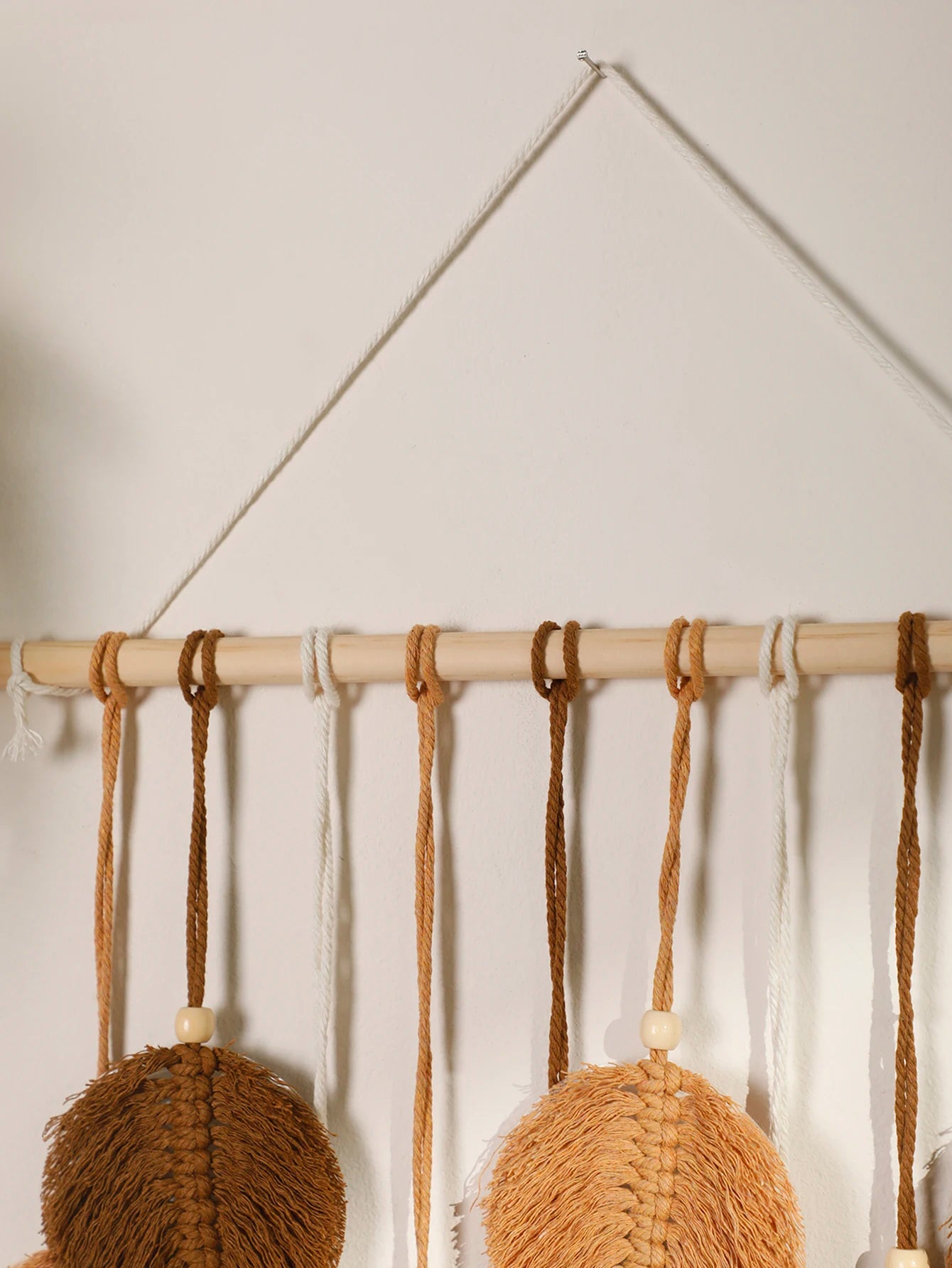 🌿 Decoração Boho – Tapeçaria de Macramê com Folhas e Penas